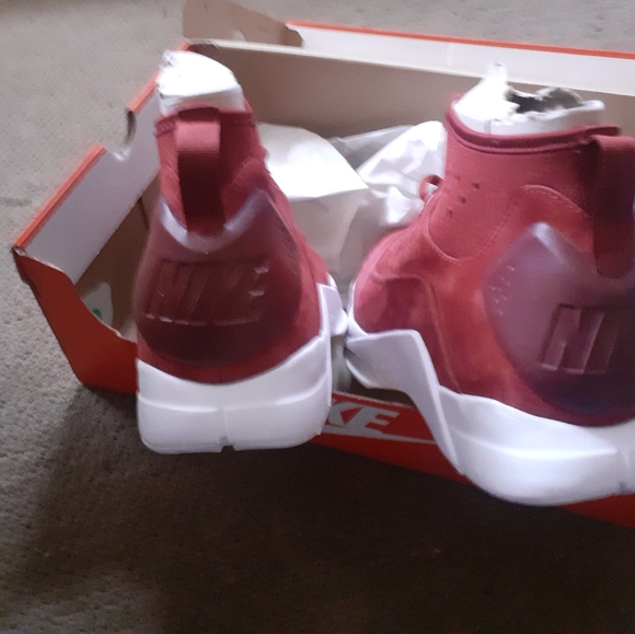 Nike Hyperdunk Shoe - Picture 6 of 9